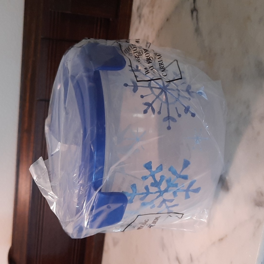 NWT.  Lock&Lock 44 oz Container SNOWFLAKES